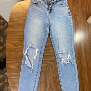 No boundaries, women’s denim high rise ripped jeans.    Size- 1